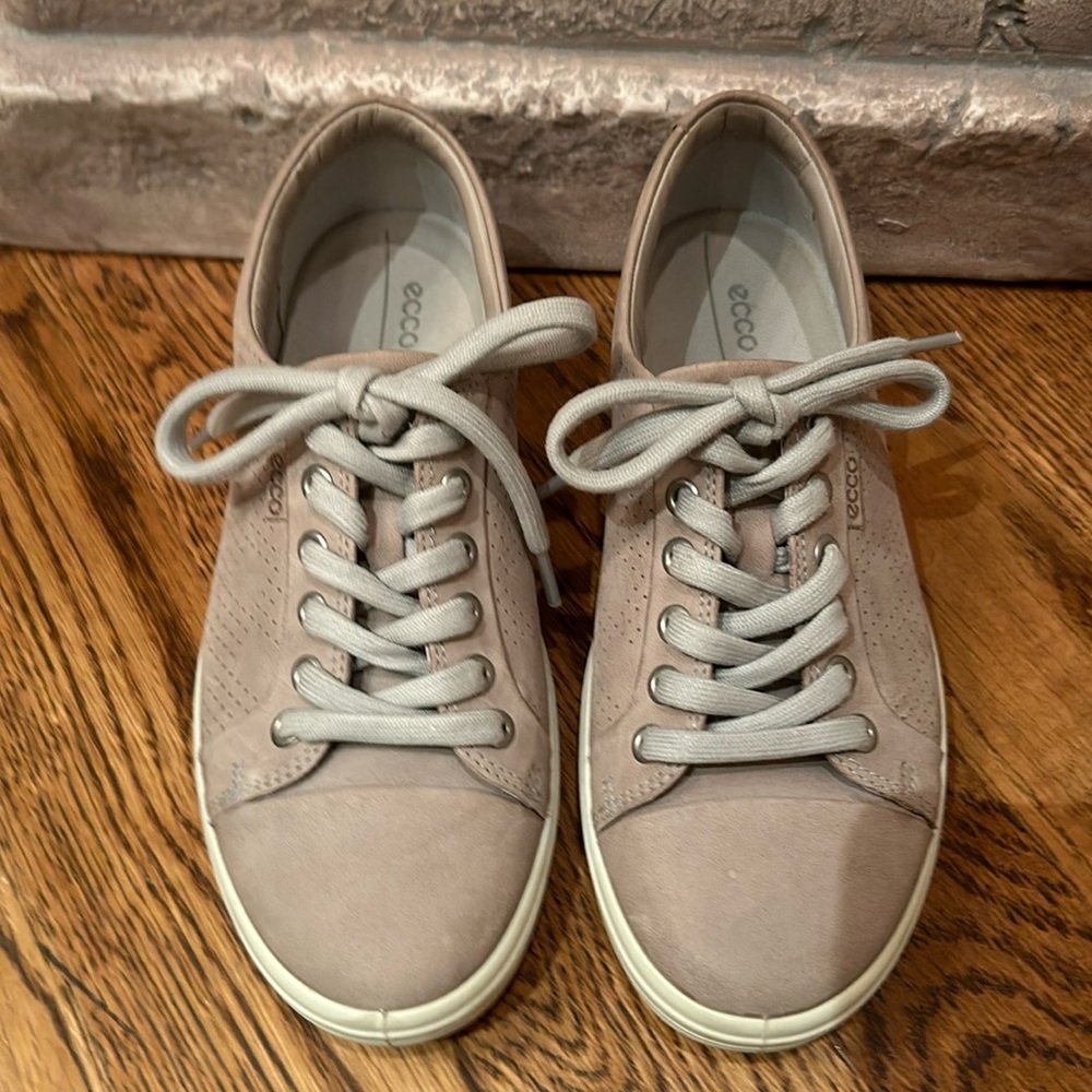 Women’s Ecco Sneakers SZ 6